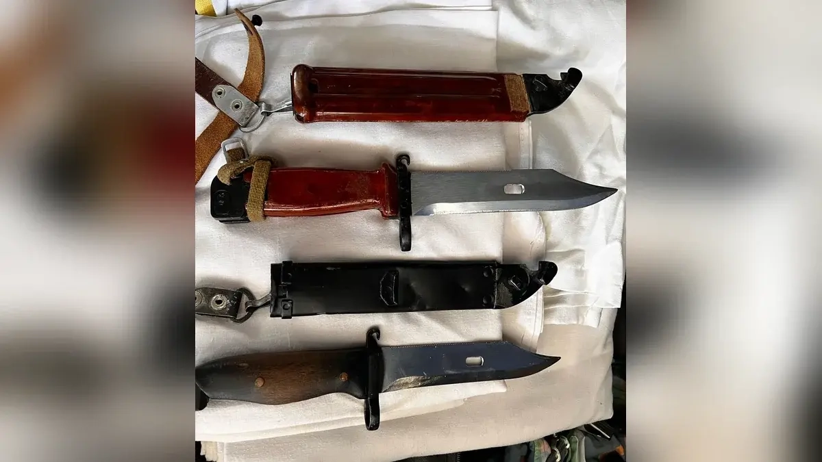 На таможне в Сочи нашли контрабандные штык-ножи от АК в багажнике Ford