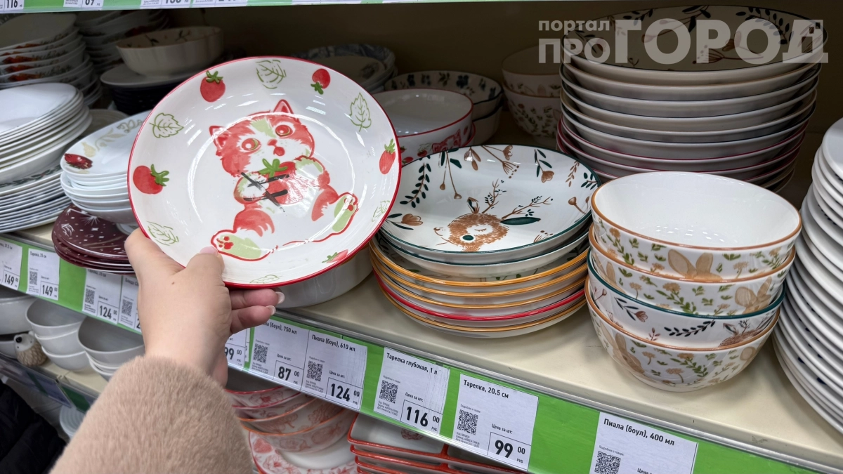 Белая посуда уходит в отставку: что дизайнеры советуют ставить на стол в 2026‑м — и вот почему