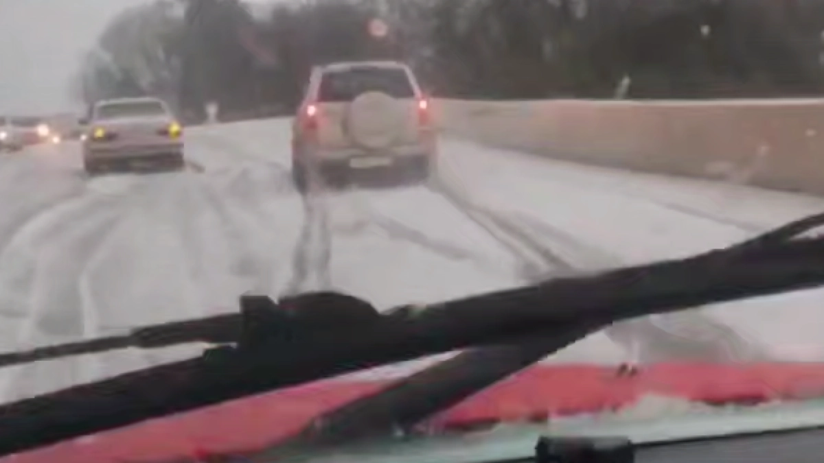 Град за минуты превратил дороги Сочи в лёд: движение в Лоо встало