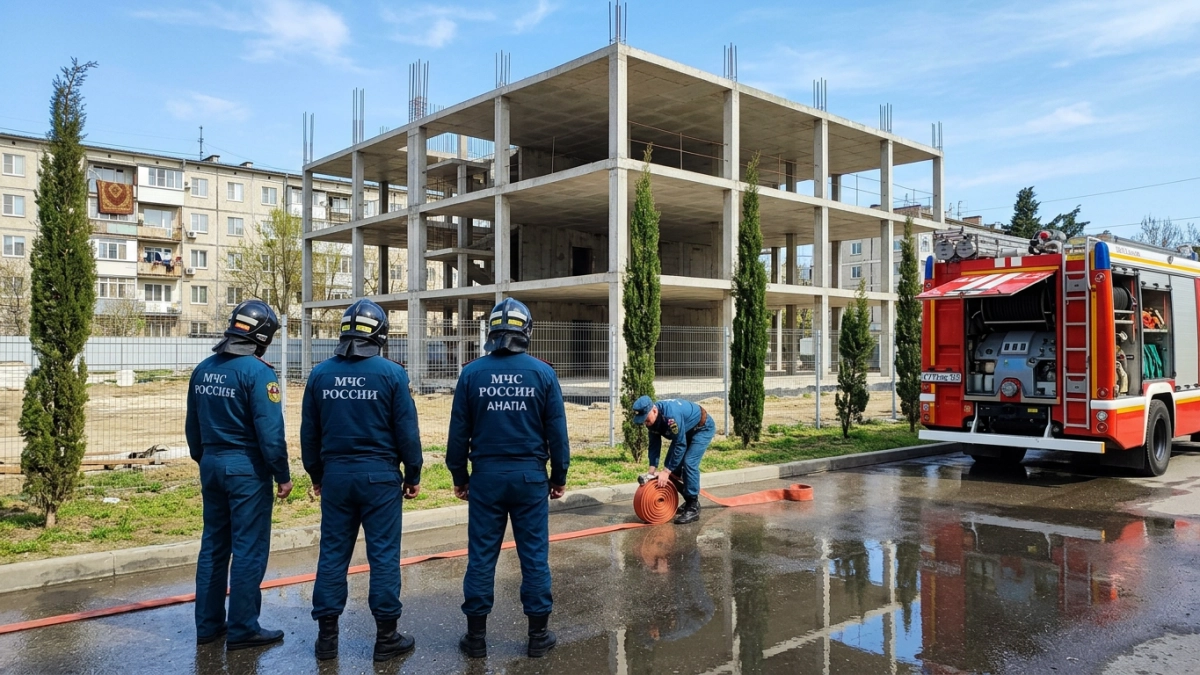 Пожар на недостроенном паркинге в Анапе потушили за 36 минут