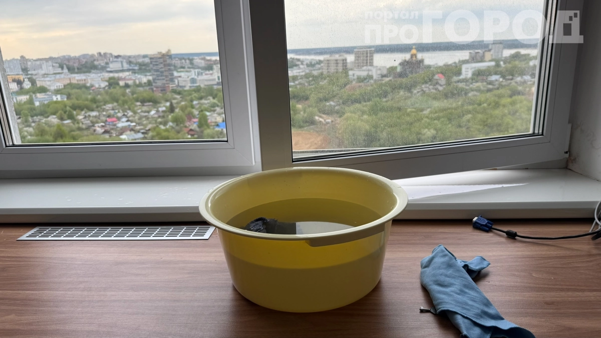 Вы моете окна неправильно — и злите соседей: 3 фатальные ошибки и как их исправить