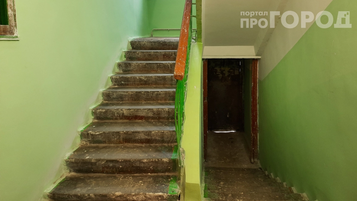 Почему в СССР ступеньки красили лишь по краям: секрет советских подъездов раскрыт