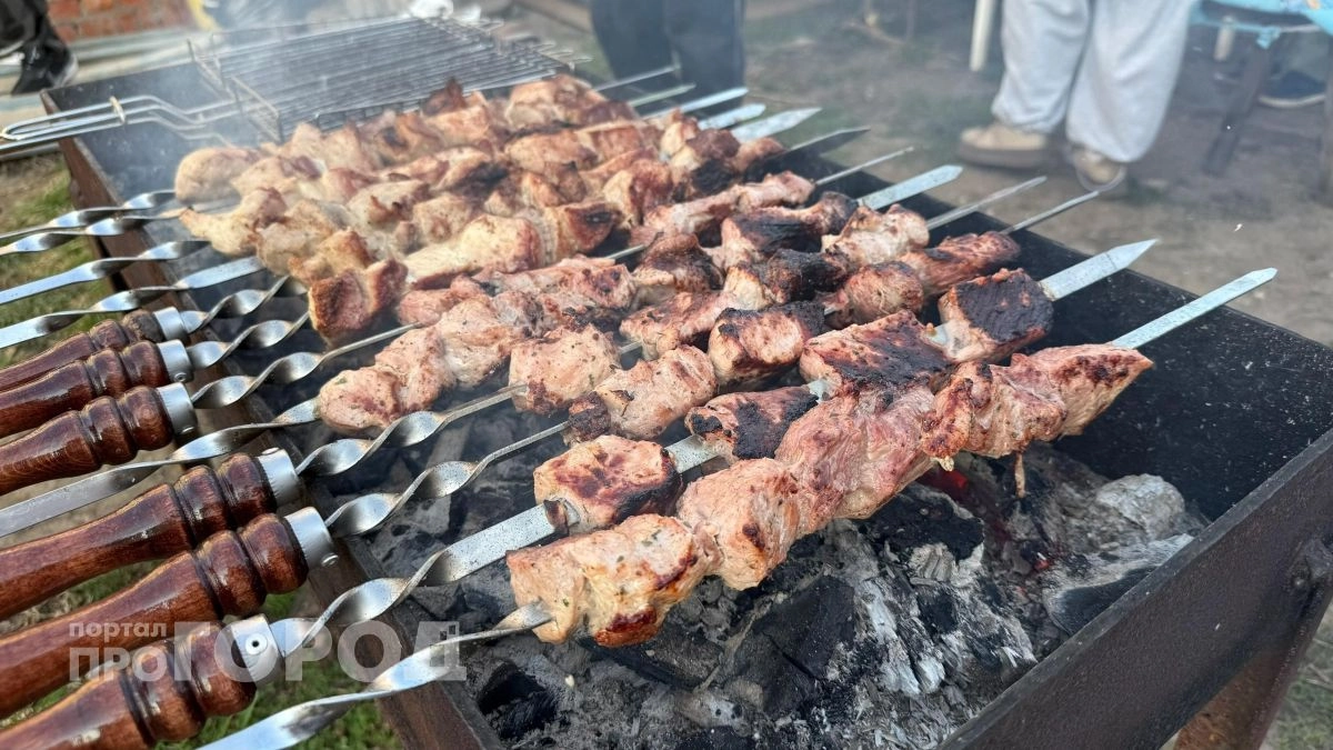 Перестаньте портить мясо уксусом: мастер мангала объяснил главную ошибку, из-за которой шашлык выходит жестким