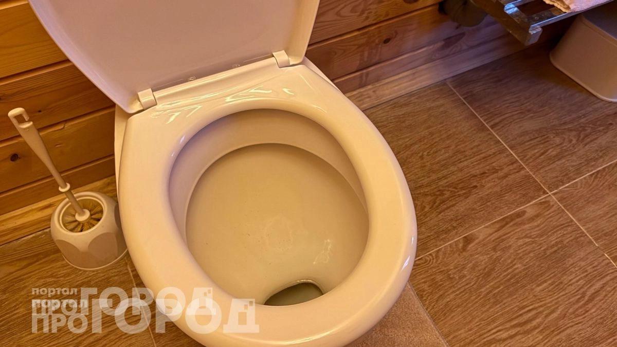 Больше не тру сантехнику часами: достаточно залить это средство на ночь и известковый налет исчезнет сам