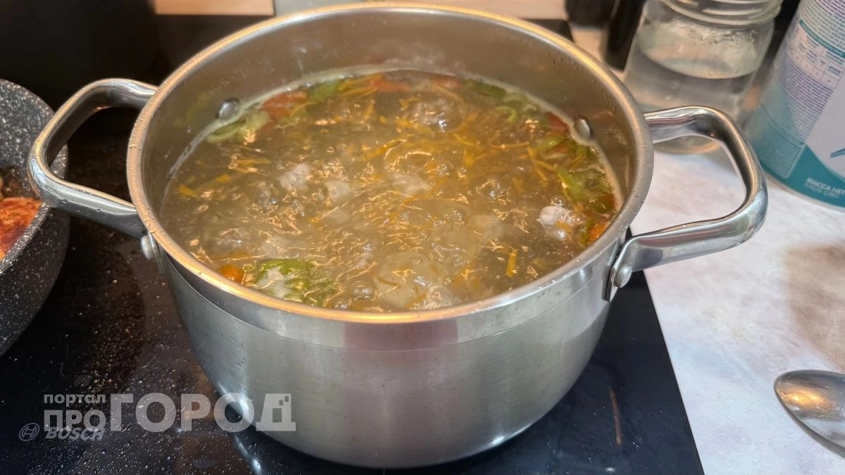 Перестаньте убирать пенку при варке мяса: вот что на самом деле происходит с вашим бульоном на кухне