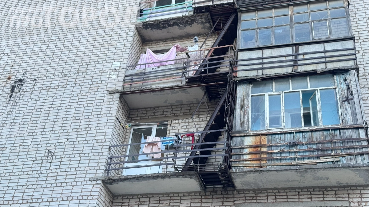 Сосед хранил вещи на балконе, а потом получил штраф — рассказываю, что нельзя там держать и как избежать проблем