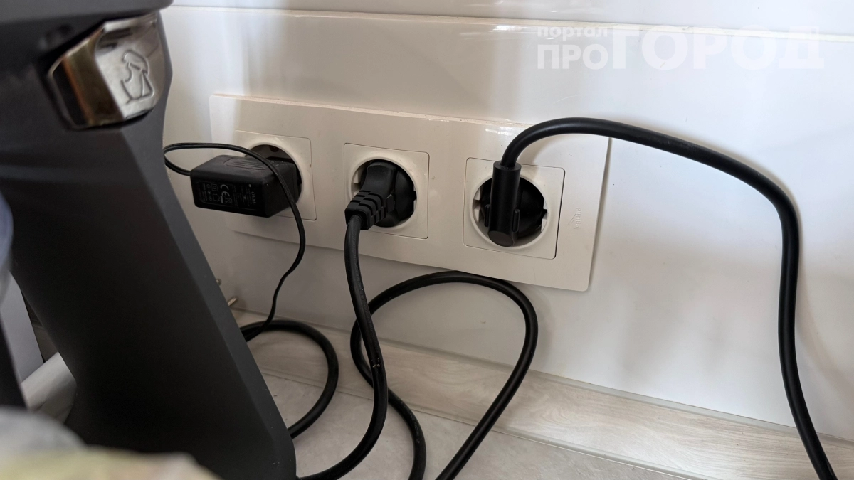 Одна розетка — тысяча проблем: какая привычка убивает электропроводку и может устроить пожар