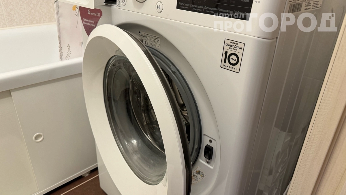 Белые пятна, полинявшие вещи, затхлый запах: что вы делаете не так при стирке — разбираем 10 типичных ошибок