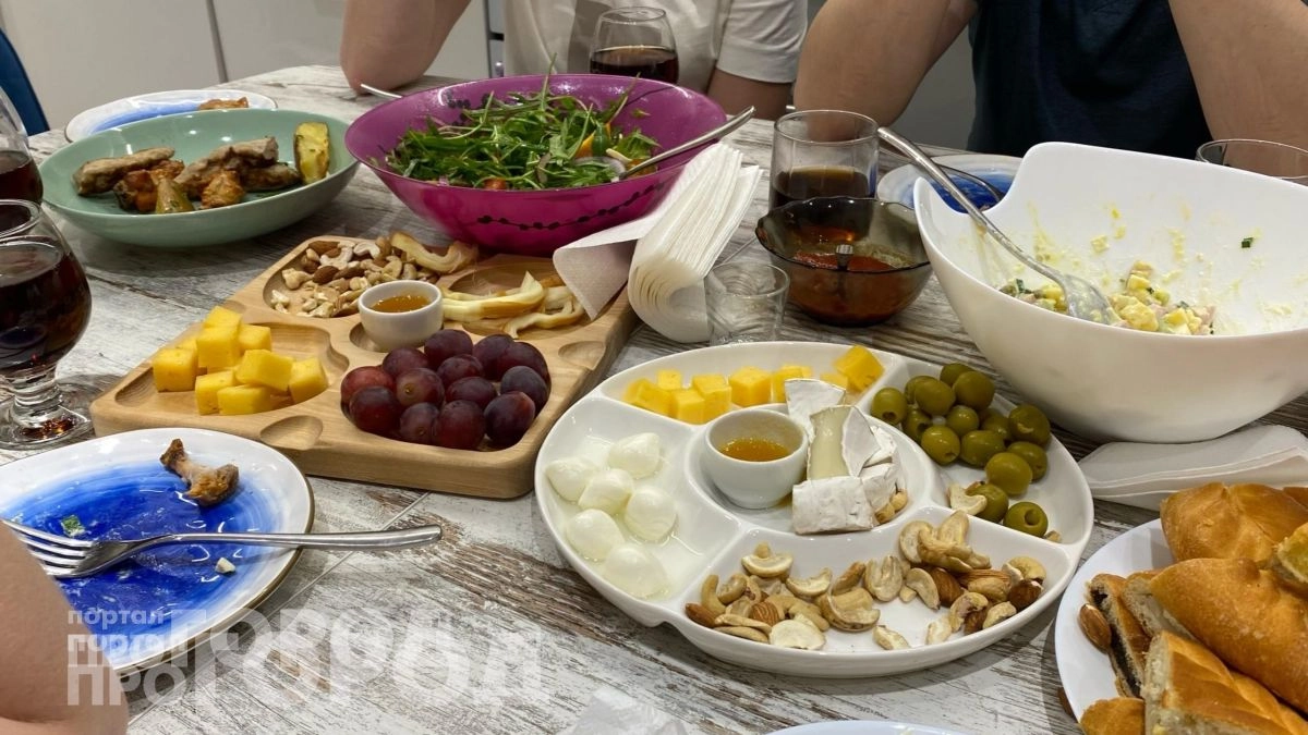 Обеденный стол на кухне стал пережитком прошлого: дизайнеры показали стильные альтернативы для экономии места