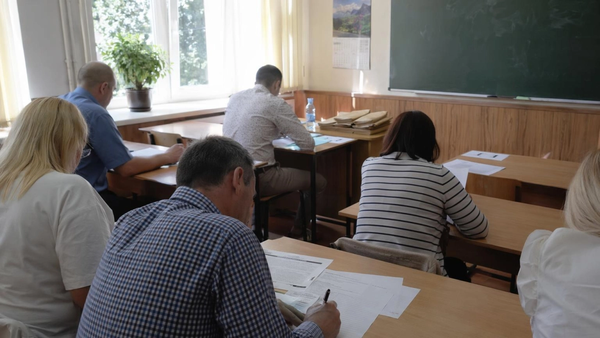 В Сочи родители будущих выпускников сдали пробный ЕГЭ по русскому языку