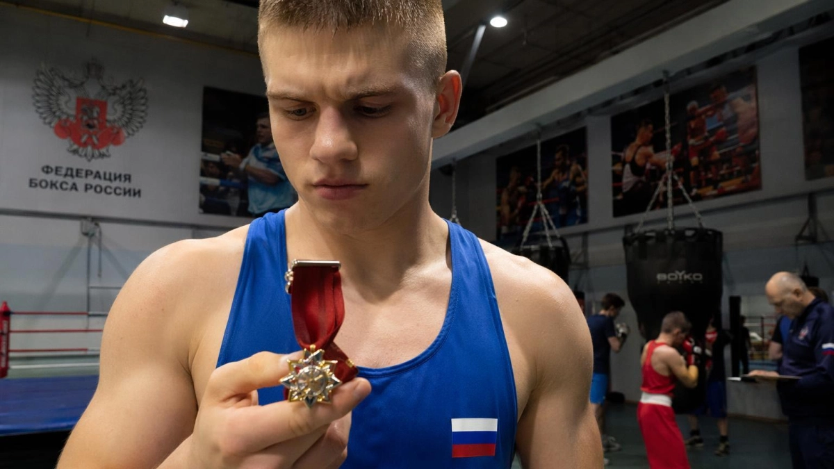 Путин вручил орден чемпиону мира по боксу из Анапы Давиду Сурову