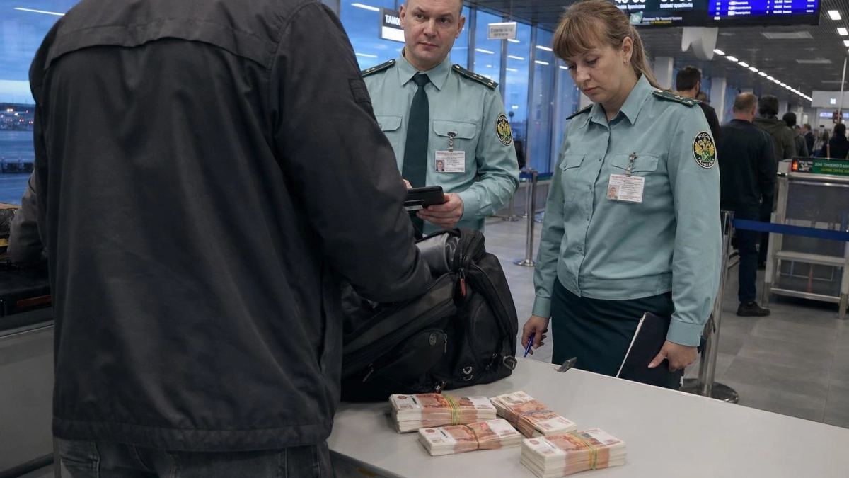 Пассажир рейса Сочи – Батуми спрятал в рюкзаке почти 2 млн рублей