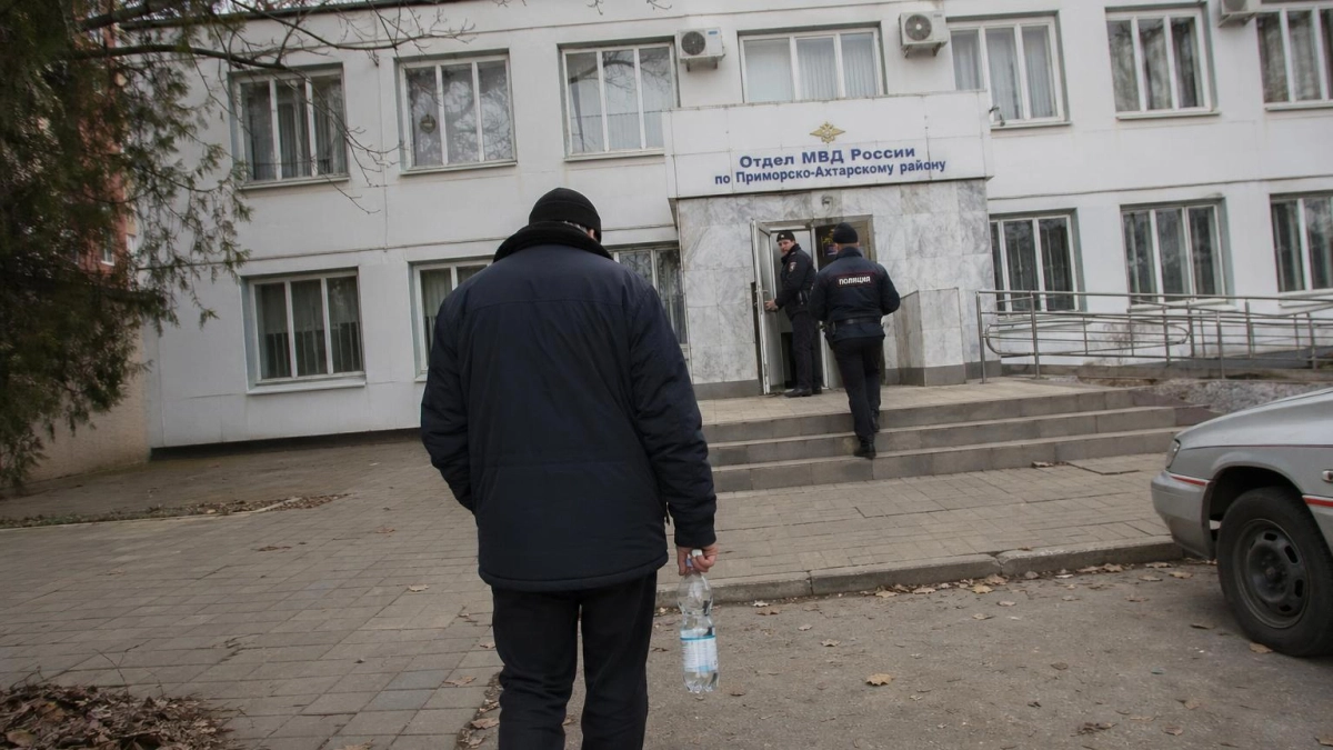 Житель Мостовского задержан с бутылками горючего у здания администрации