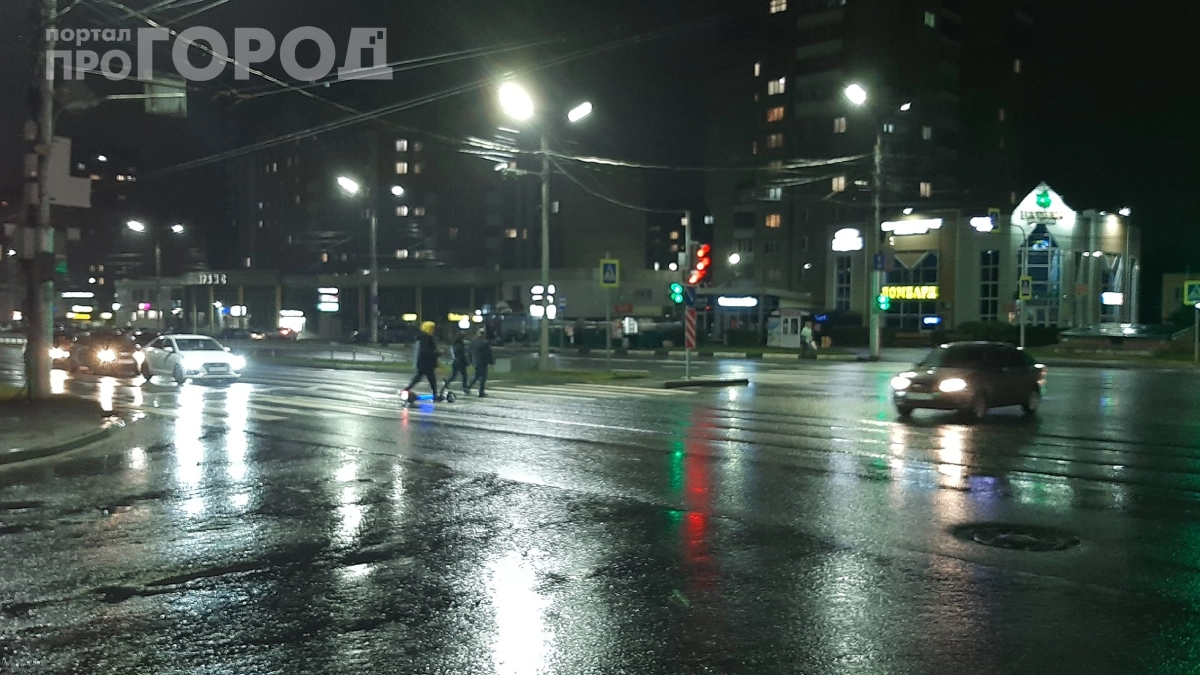 Моргает дальним — берегись: 4 причины, почему сзади вас «подталкивают» фарами — не спешите уступать