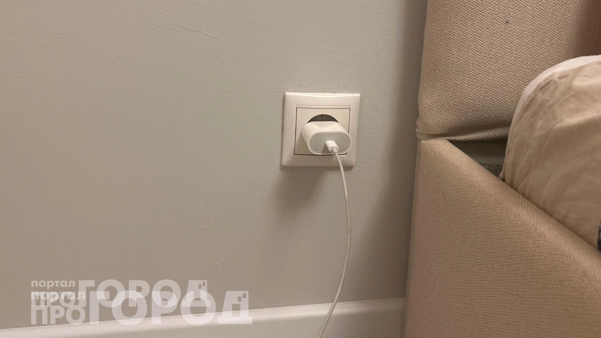 Хватит переплачивать за электричество и рисковать техникой: почему зарядку в розетке лучше выключать всегда