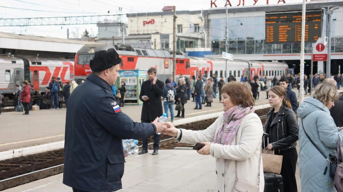 Семь поездов на Крым и Кубань задержаны до 5 часов из-за закрытия моста