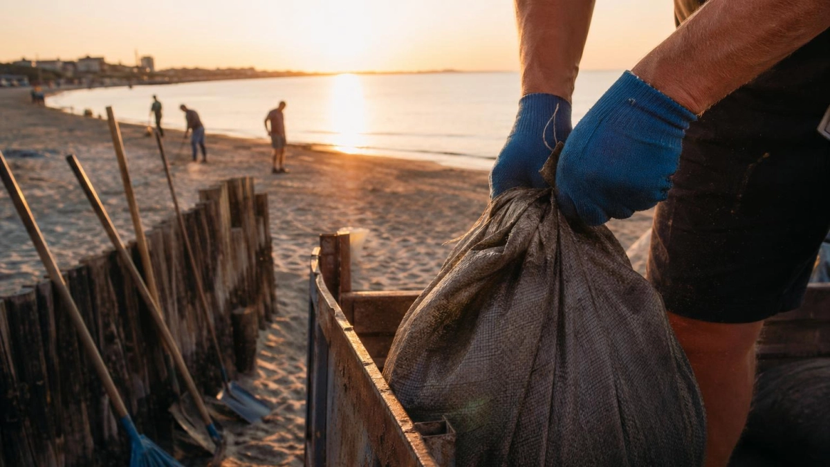 5500 мешков грунта вывезли с пяти пляжей Туапсинского округа за три дня