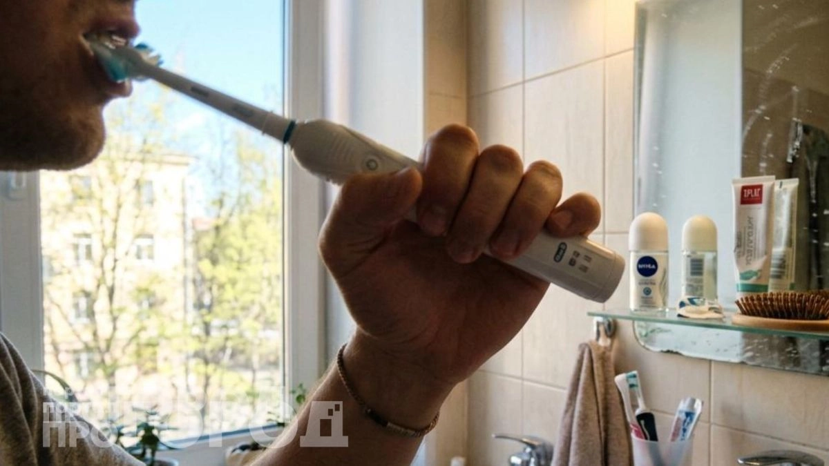 Хватит портить эмаль: стоматолог объяснил, почему чистить зубы сразу после завтрака — плохая идея