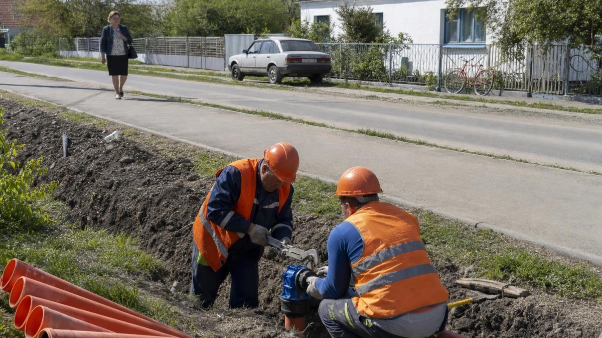 В Крыловском районе уже восстановили 1,8 км водопровода из запланированных 4 км