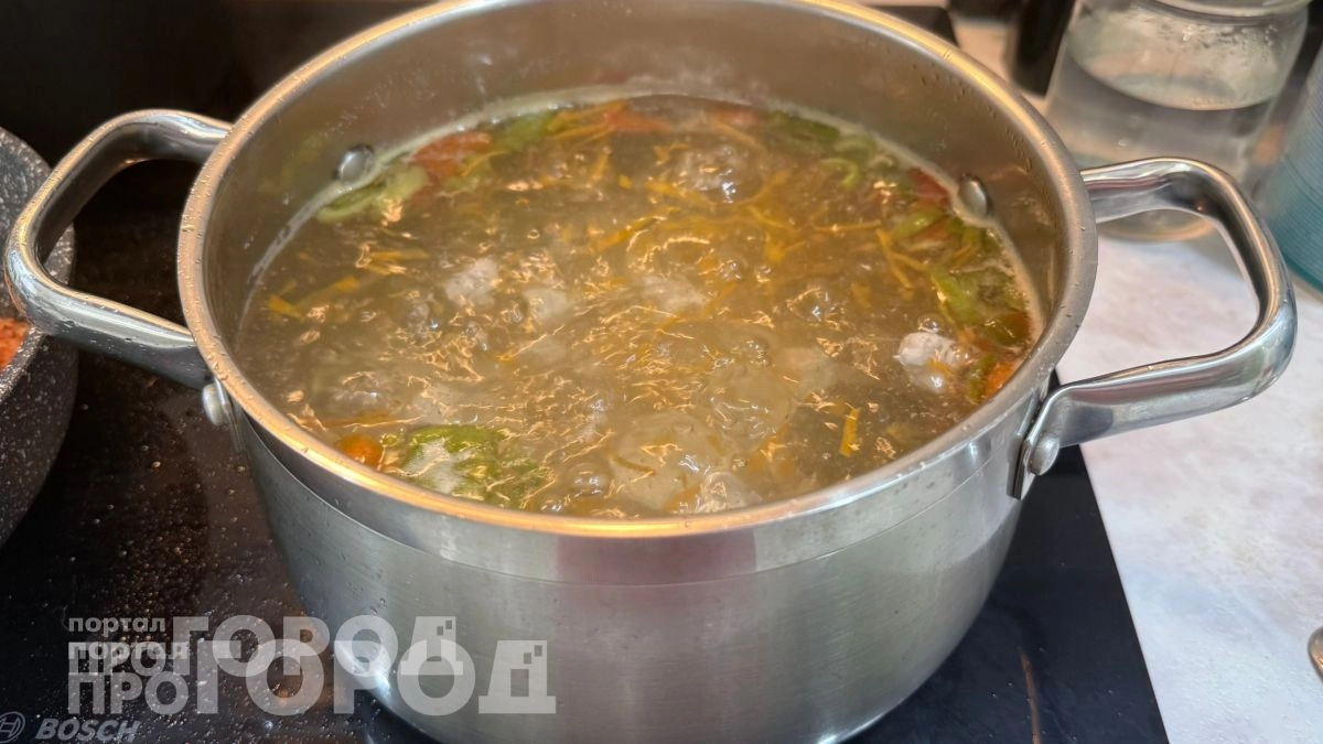 Выкиньте этот продукт из кастрюли: он безнадежно портит вкус вашего бульона и чем его лучше заменить