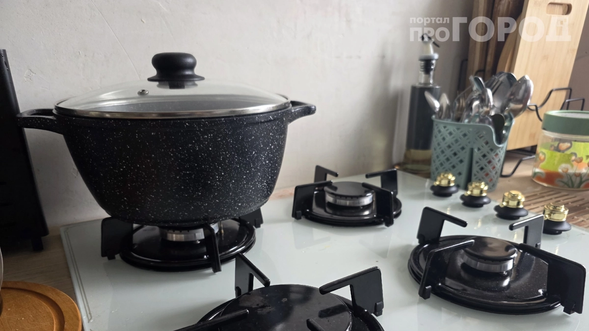 Заливаю кипятком — и кастрюля как новая: эти два аптечных средства вернут блеск любой посуде