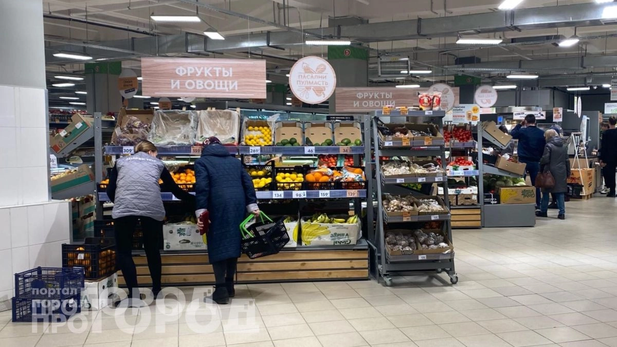 Почему кассиры перевзвешивают ваш товар: простая хитрость магазинов, из-за которой вы постоянно переплачиваете