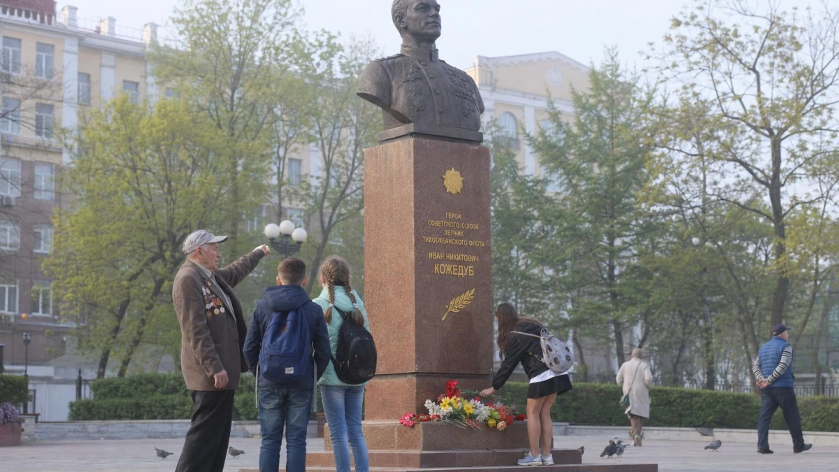 Памятник лётчику Троепольскому восстановили в Сочи к 81-й годовщине Победы
