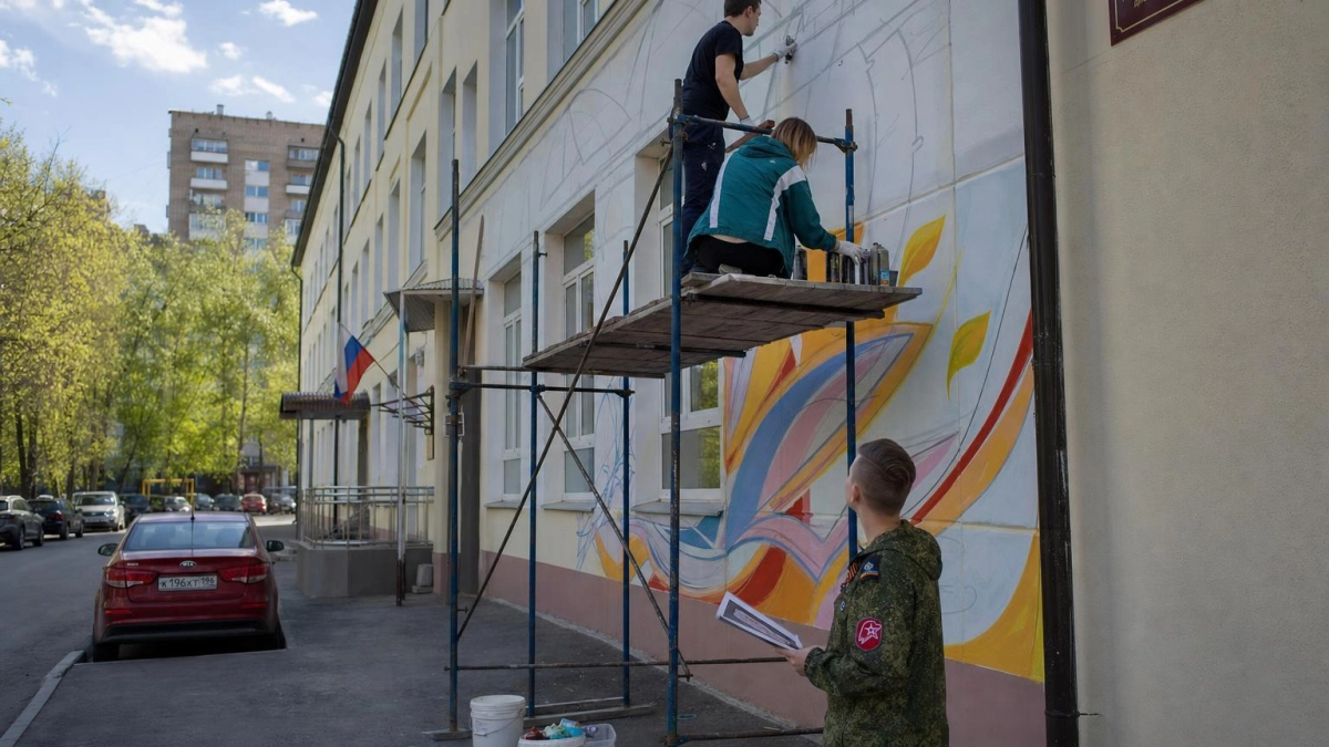 В родной гимназии Сочи открыли мурал с Героем России Терзияном