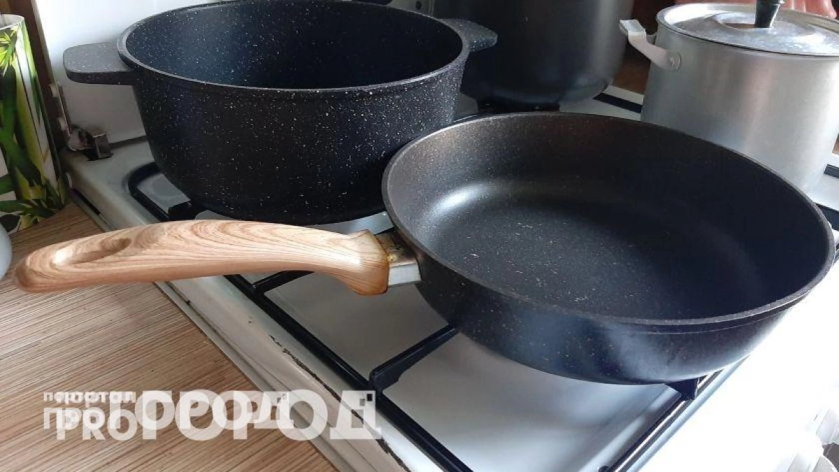 Хватит мучиться с жирным налетом: профессиональный ресторанный способ привести сковородки в идеальный вид