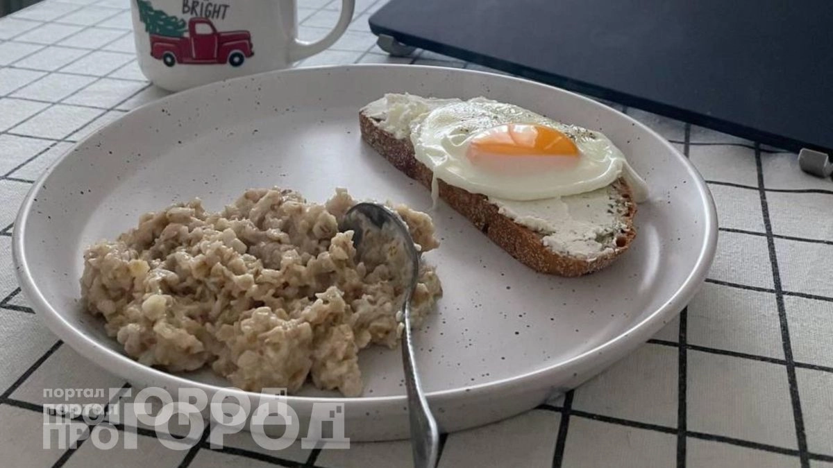 Забудьте про кашу и яичницу: эксперты назвали продукты для завтрака, которые избавят вас от дневной усталости