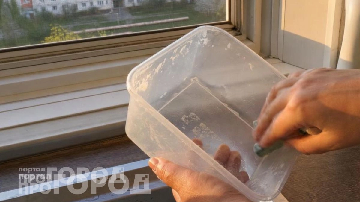 Липкие пятна от наклеек больше не испортят мебель: просто нанесите это копеечное средство и протрите салфеткой