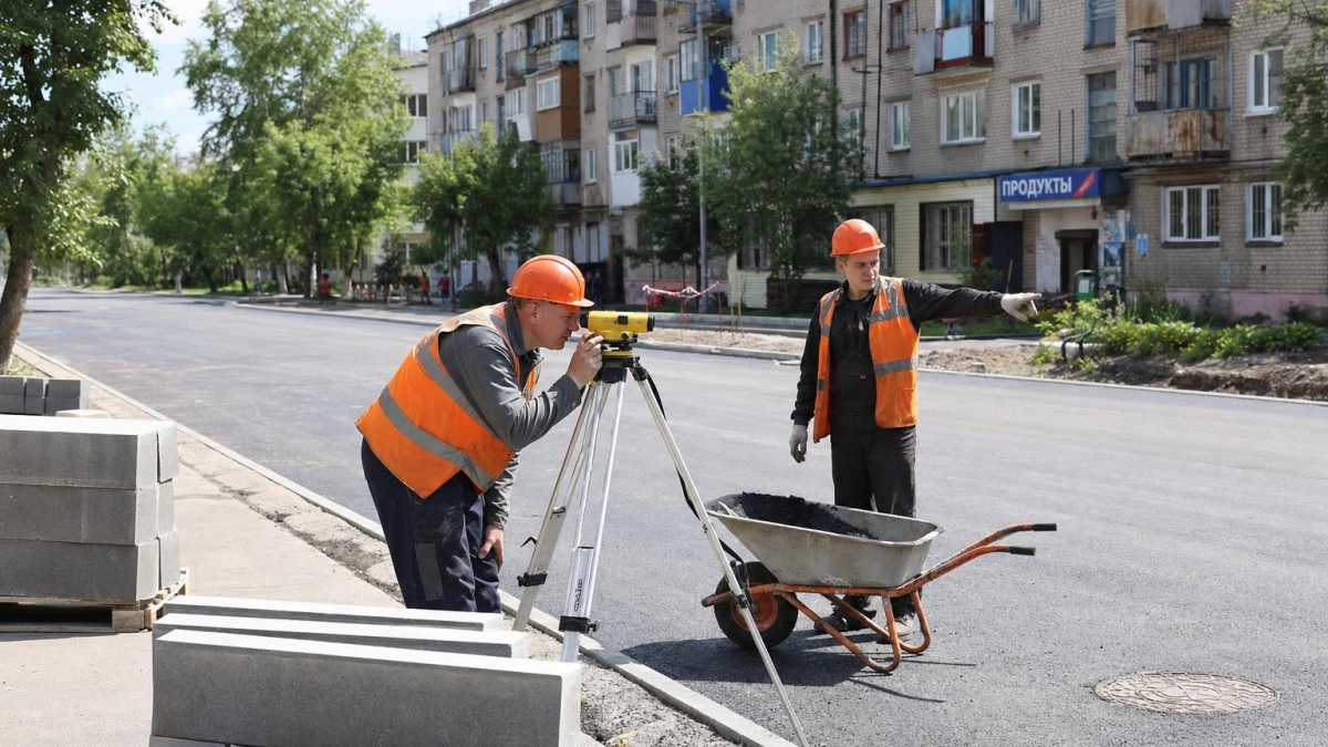 В Краснодаре перекрыли три улицы: дорожники обновят тротуары и разметку