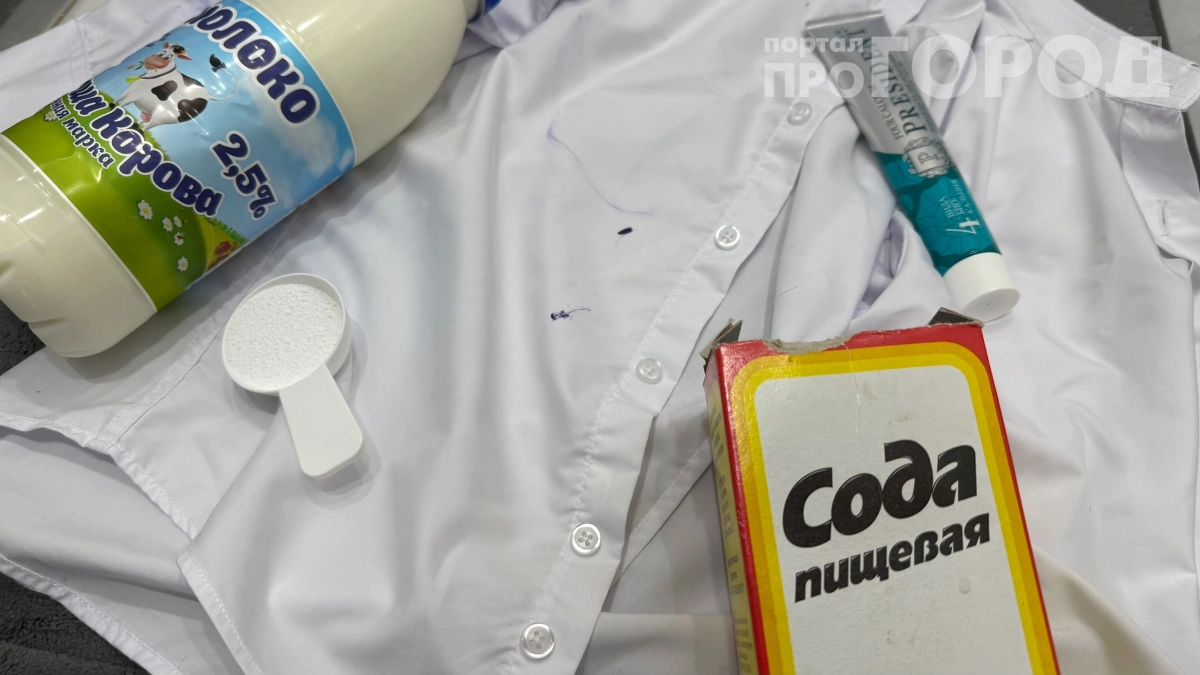 Не выбрасывайте любимую футболку из‑за пятен пота: 6 народных средств, которые спасут одежду