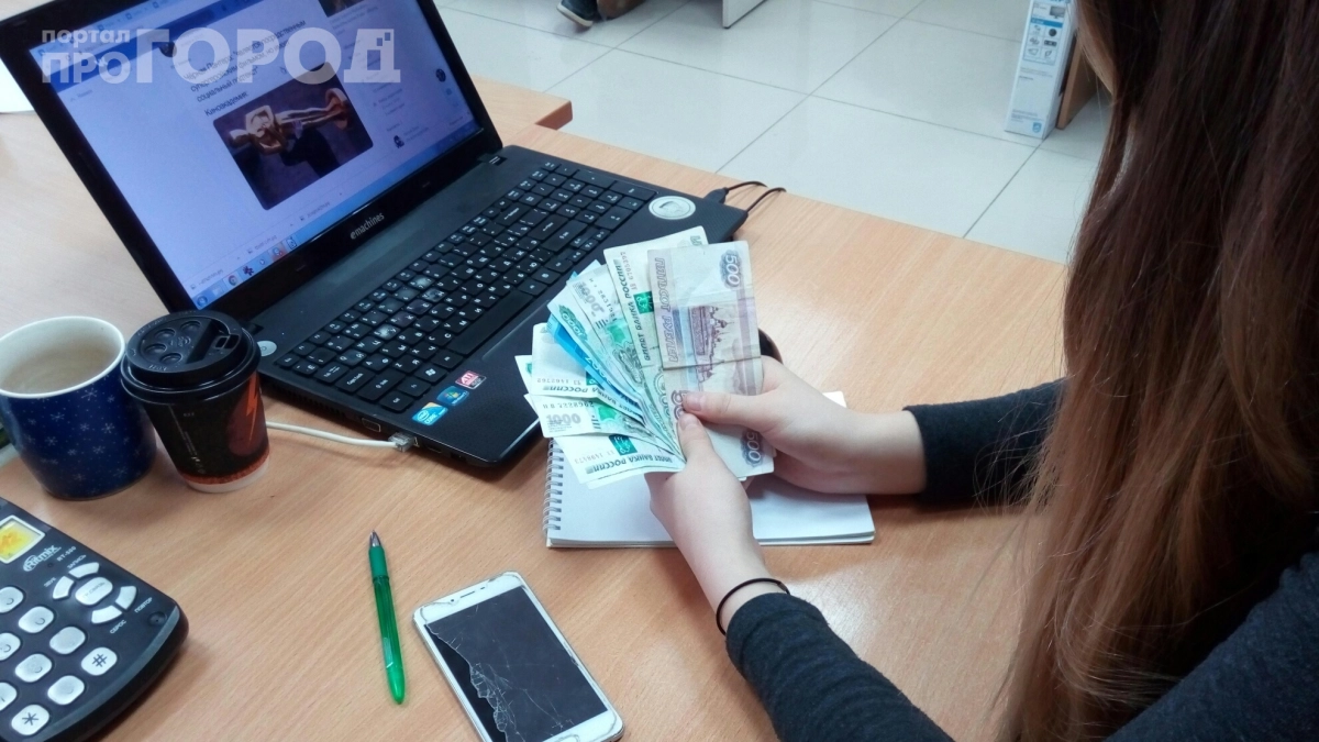 Россиян переводят на неполный рабочий день: работодатели сокращают часы — кто в зоне риска