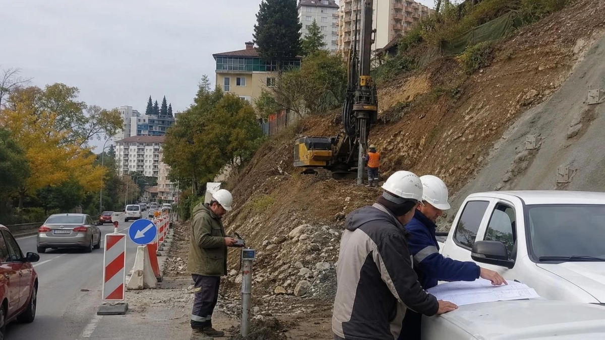 На улице Изобильной в Сочи укрепляют склон после оползня: работы до декабря