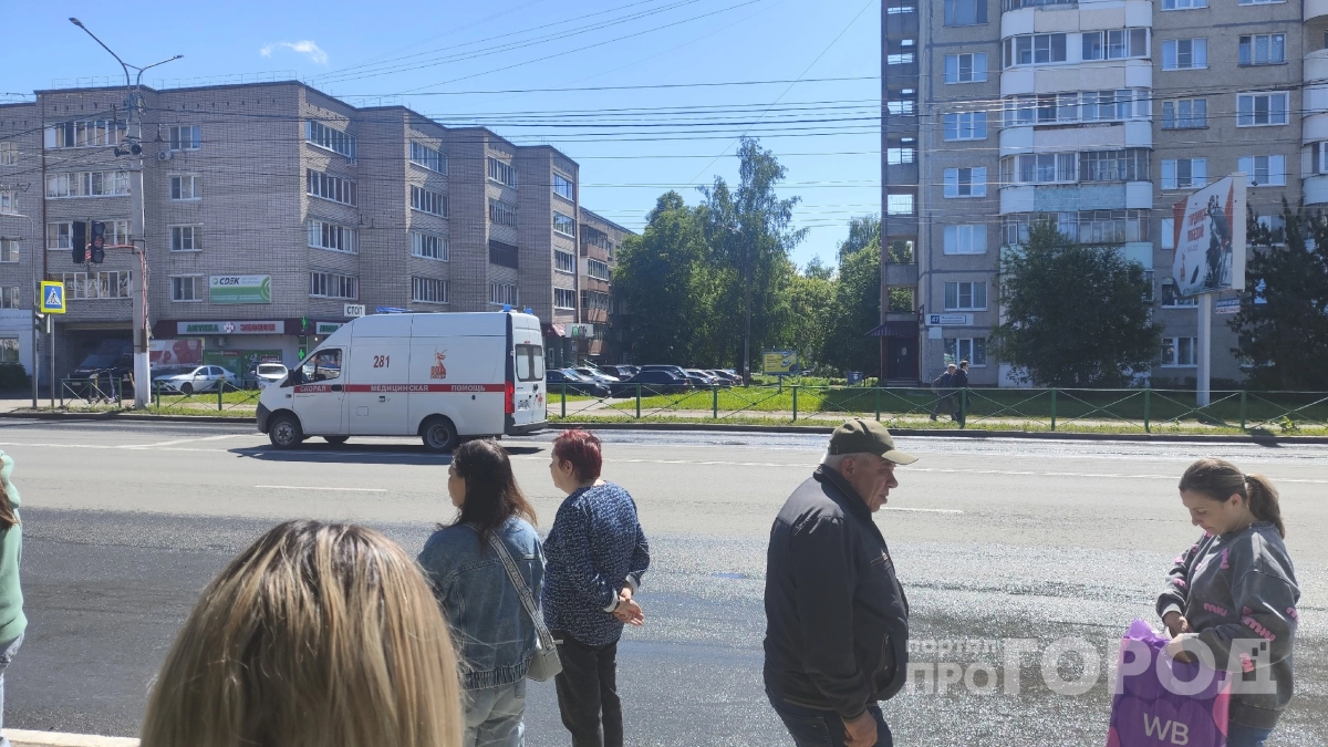 Скорая сзади мчится с сиреной, но загорелся красный: инспектор ГИБДД объяснил - как грамотно поступить водителю