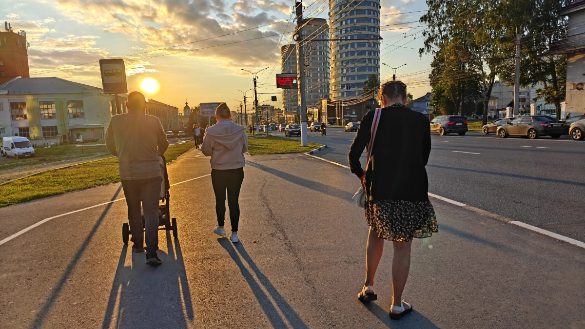 Как одеваться аномально жарким летом женщинам 50+: пять вдохновляющих и комфортных образов от стилистов с опытом