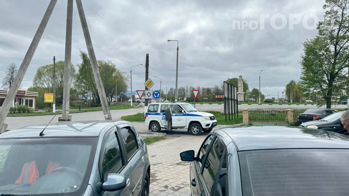 Инспектор стучит в окно припаркованной машины: что делать и что говорит закон — сохраните эту инструкцию