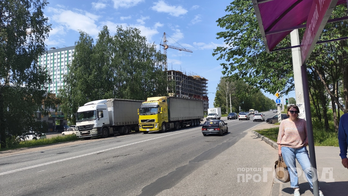 Зачем дальнобойщики стали мешать обгонять легковым машинам и ездить близко друг к другу на трассе - ответ удивит многих