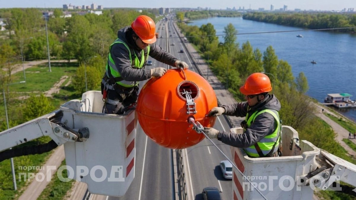 Сотни водителей пугаются ярких шаров на проводах: рассказываю зачем их на самом деле вешают вдоль дорог