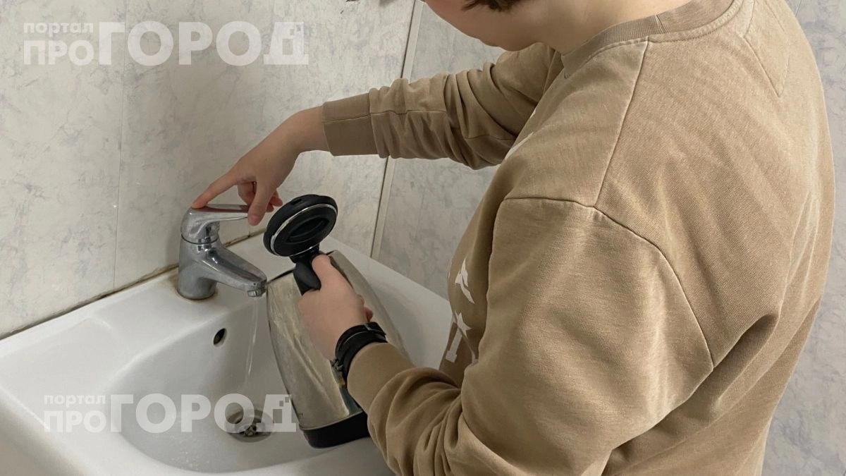 Больше не трачу время на оттирание накипи: заливаю это доступное средство и через полчаса чайник сияет как новый