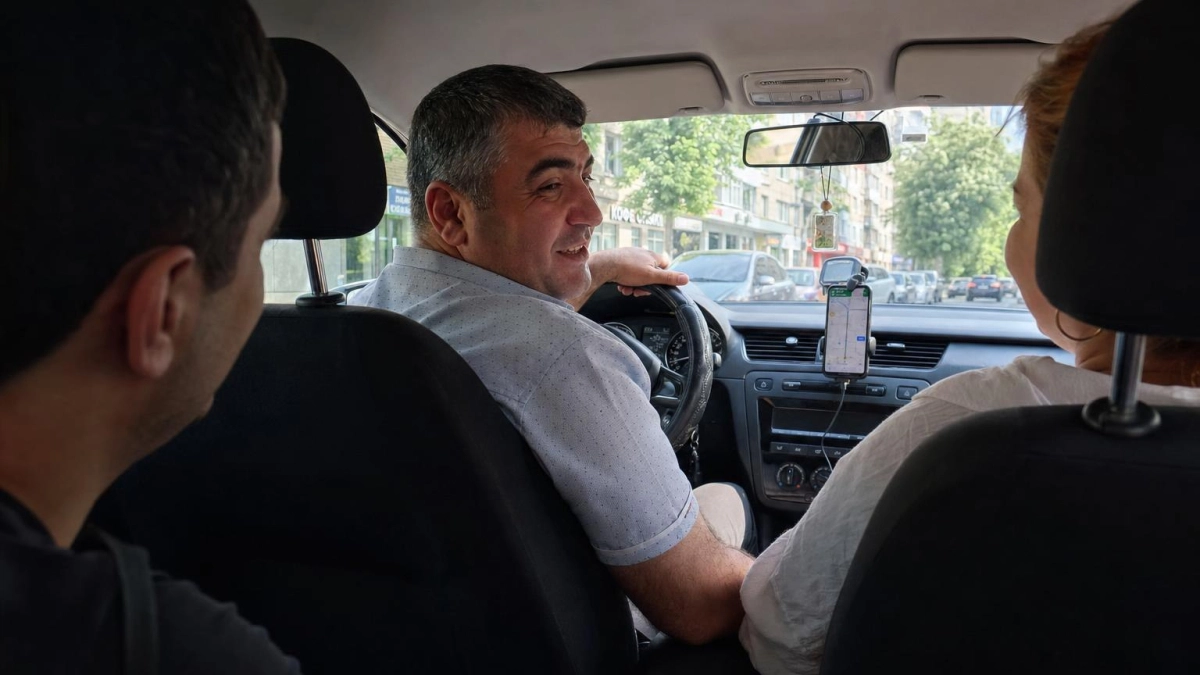 Таксист абхаз рассказал, что местные жители никогда сами не купят в магазинах и рынке Абхазии - а мы вывозим баулами