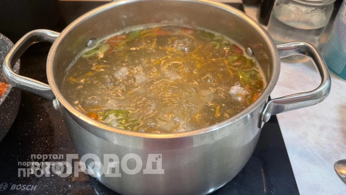 Больше не трачу время на снятие пены: один простой ингредиент превращает мутный бульон в кристальный отвар