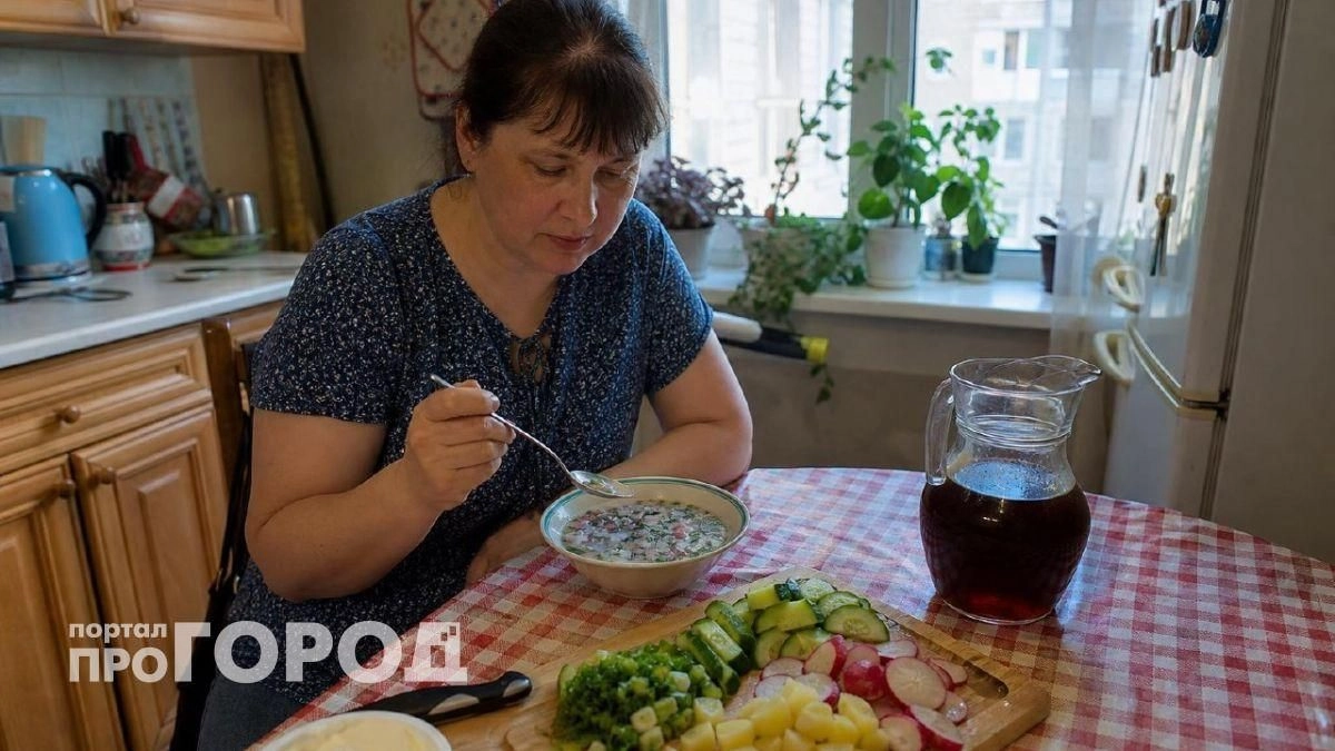 Хватит делать из окрошки вредный салат: замените один ингредиент и получите заряд витаминов на весь день
