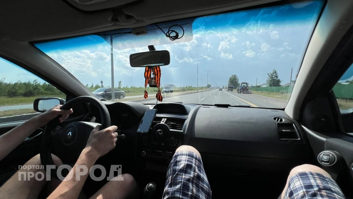 Перестаньте впустую тратить топливо летом: автомеханик объяснил, когда прогрев мотора только вредит машине