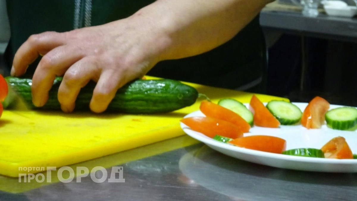 Хрустящие огурцы к столу за три часа: просто добавьте в пакет эти специи и забудьте про долгое ожидание
