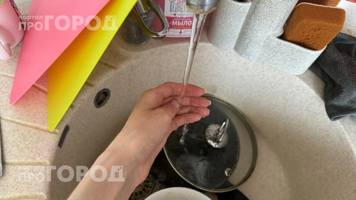 Забыла про вантуз навсегда: просто высыпаю кофейный жмых в слив и заливаю кипятком для идеальной чистоты труб