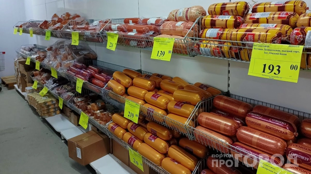 Подруга-продавец призналась - зачем люди покупают в «Светофоре» по 10-20 палок колбасы и по 20 кг сосисок