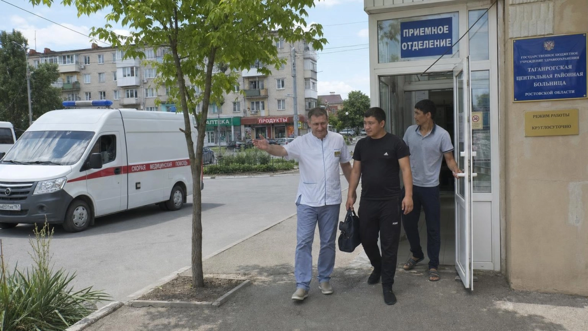 Двое пострадавших при атаке на суда в Таганрогском заливе выписаны из больницы