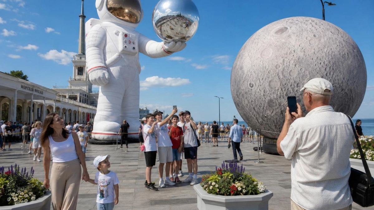 12-метровый астронавт с зеркальной сферой появился в Новороссийске